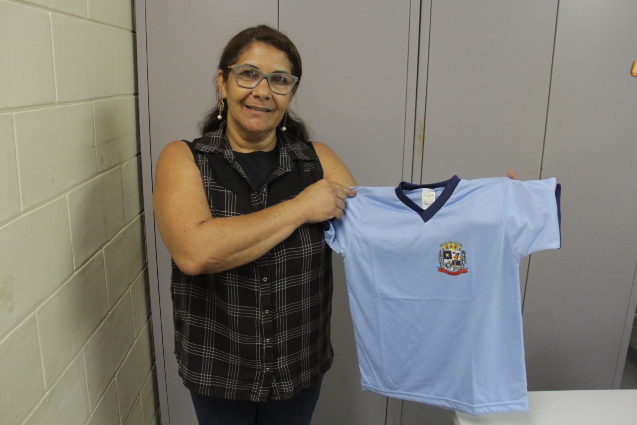 Escolas municipais de Sarandi recebem uniformes nesta sexta (17). Cada estudante receberá um kit com 4 peças.      